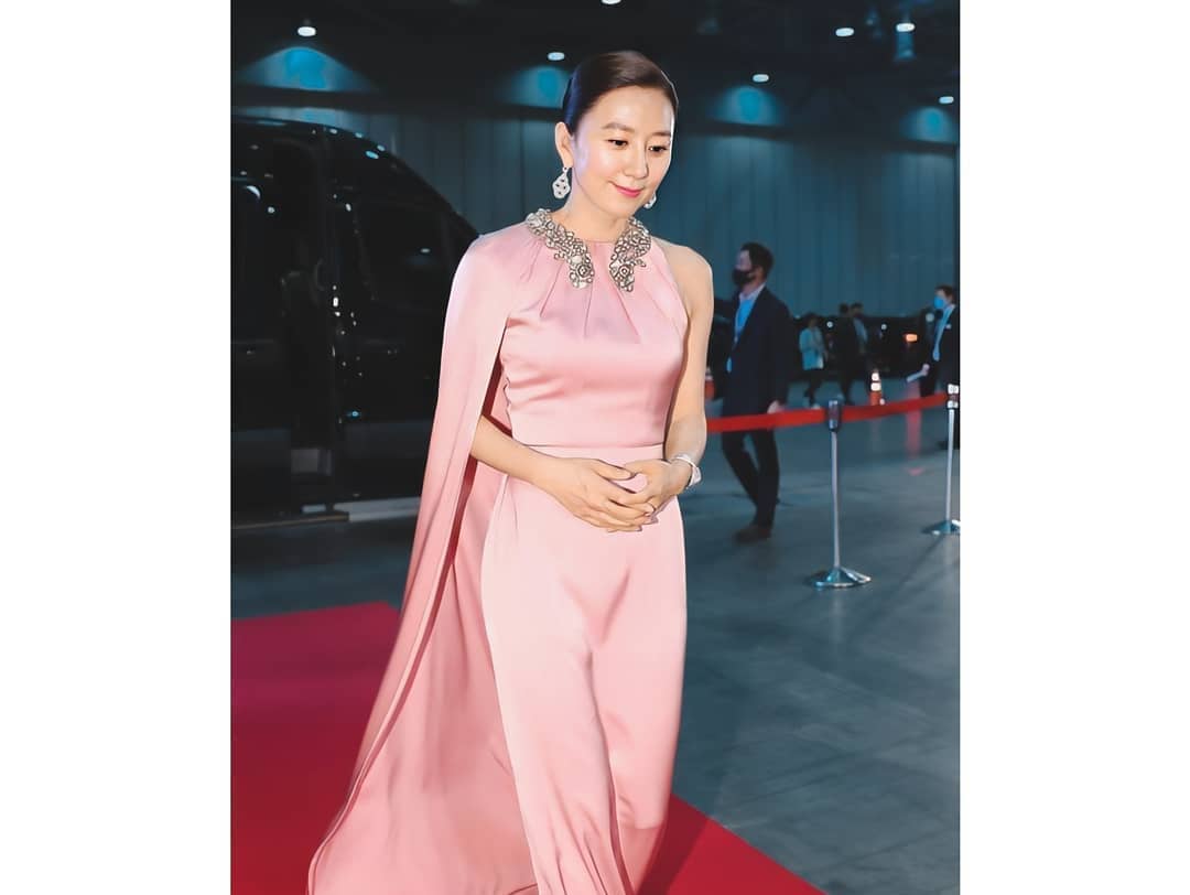 Everything You Need To Know About Kim Hee-Ae's Winning Red Carpet Look